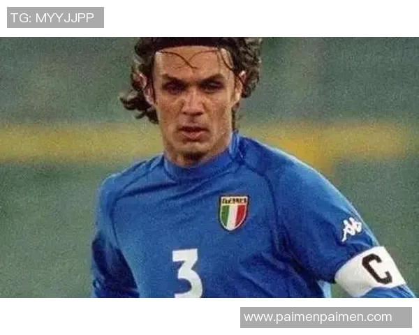 足球明星身着白色球衣的辉煌瞬间与赛场传奇故事分享