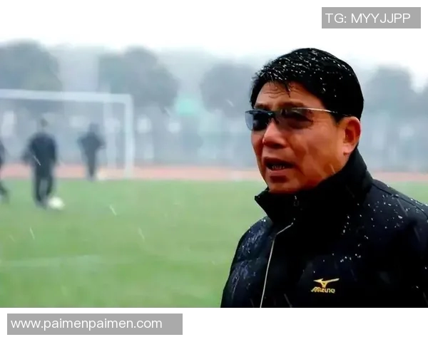 孤独的足球明星在绿茵场上追寻梦想与友情的奇幻旅程